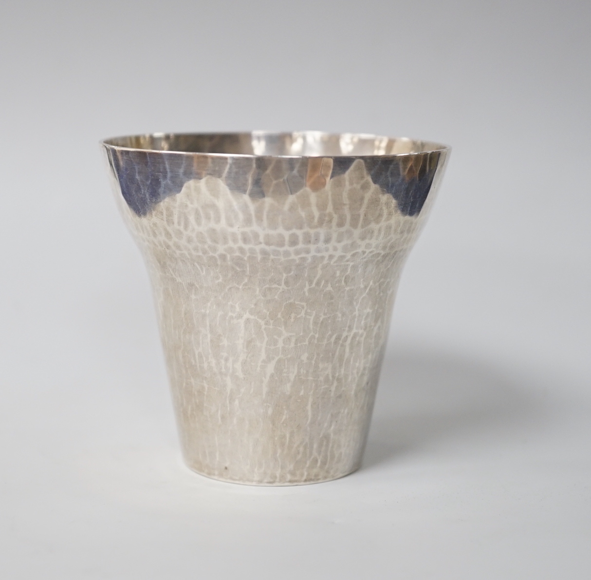 A George V planished silver tumbler cup, makers initial ACP (Alfred Charles Pruden), London 1931, 117 grams